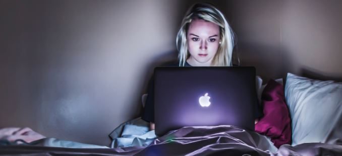 Slapen wordt beïnvloed door gebruik van telefoon, tablet en laptop | contactlenscontrole.nl